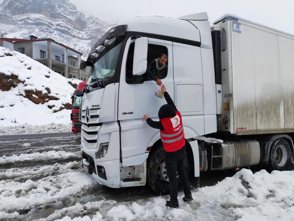 Kızılay yolda kalanlara kumanya dağıttı