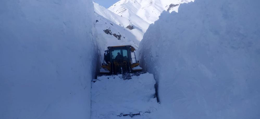 Hakkari’de 7 metreyi bulan karda yol açma çalışması