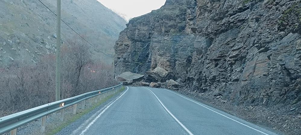 Hakkari Çukurca yolunda heyelan, yol ulaşıma kapandı