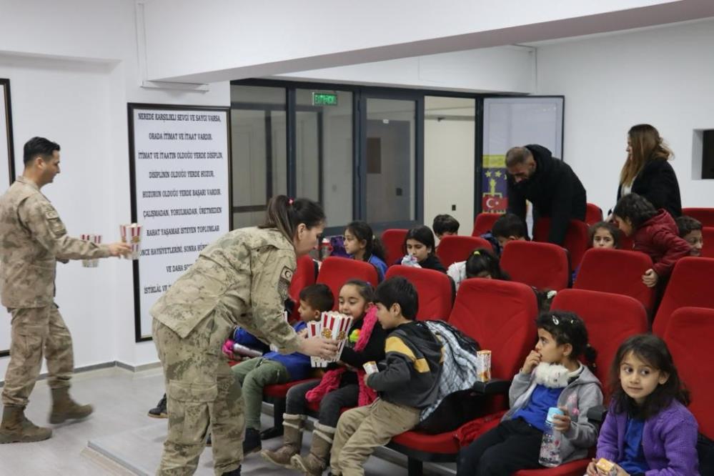 Hakkari jandarmadan öğrencilere sinema etkinliği sürprizi