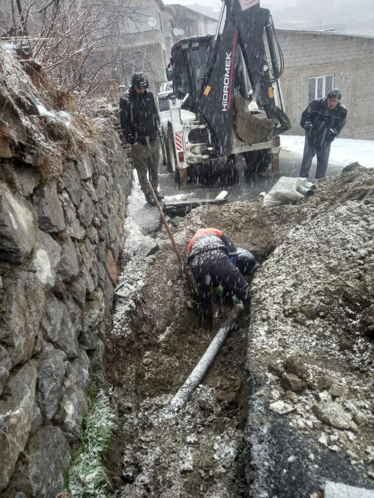 Kar yağışı altında hummalı çalışma