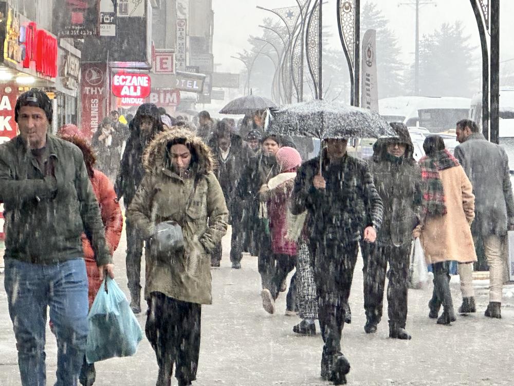 Yüksekova’da kar yağışı