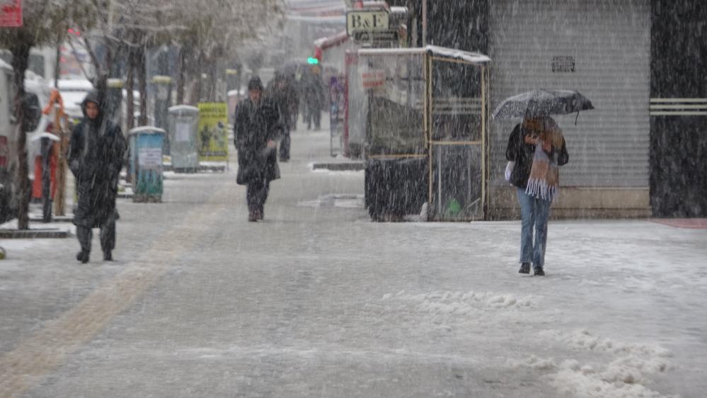 Van’da kar yağışı: 429 yol kapandı, uçak seferleri rötar yaptı