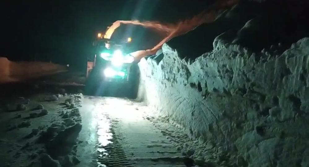 “Turuncu elbiseliler” gece iş başında: 3 metrelik karlı yolu açma çalışması