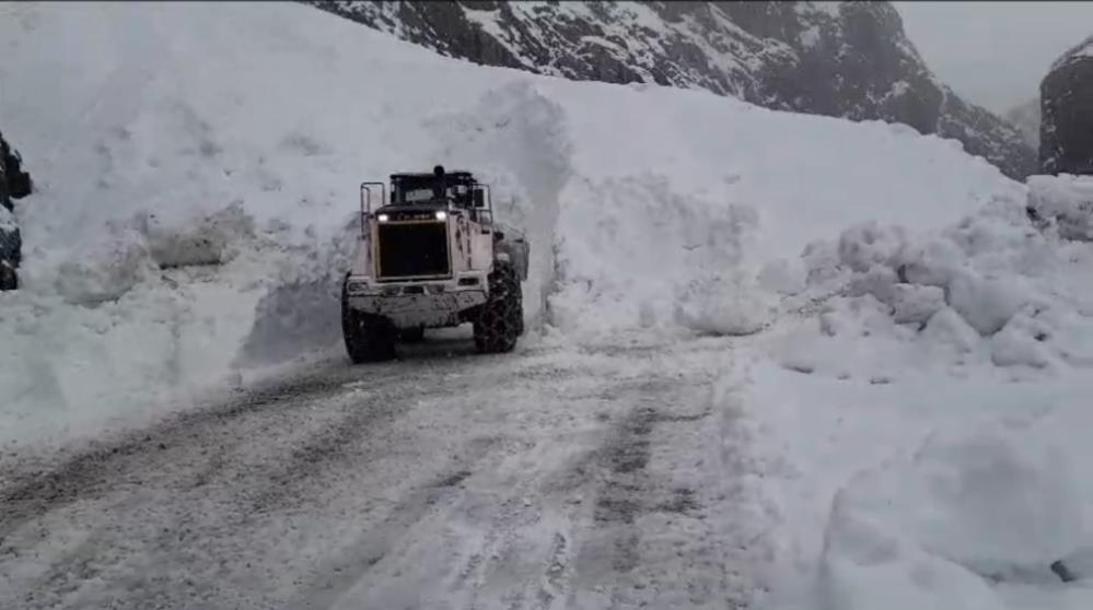 Yüksekova’da düşen çığ nedeniyle kapanan yol ulaşıma açıldı