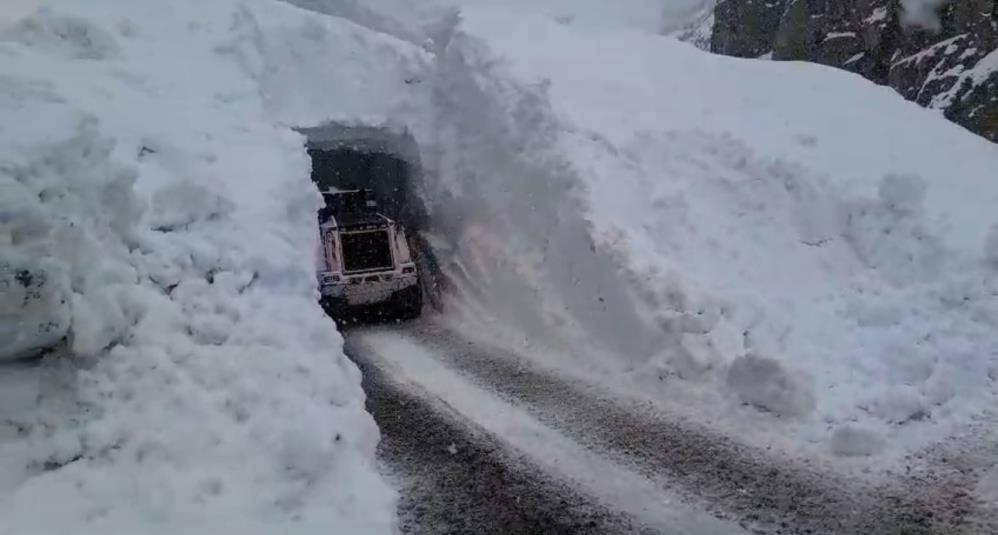 Hakkari’de çığ bölgesindeki çalışmalarda 10 metre yüksekten düşen ekip şefi yaralandı