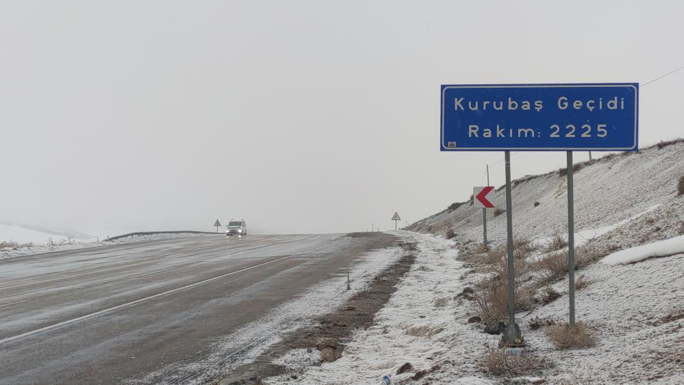 Kurubaş ve Güzeldere Geçidi’nde kar ve sis etkili oluyor