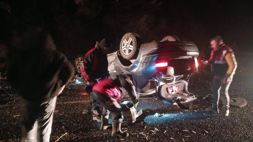 Hakkari’de kontrolden çıkan otomobil takla attı: 3 yaralı