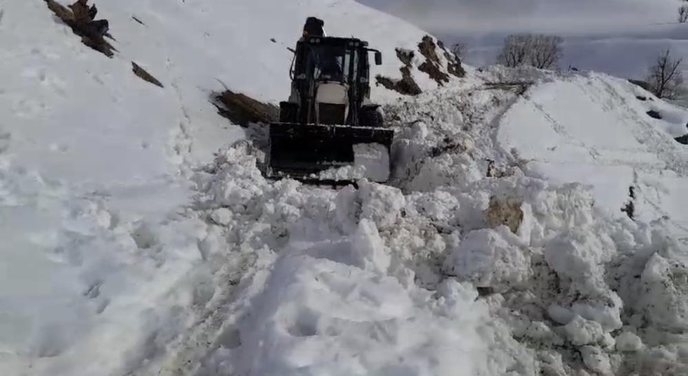 Yüksekova’daki köy yollarında karla mücadele çalışması devam ediyor