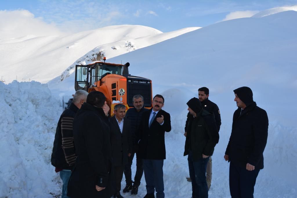 Şemdini’de kar kalınlığı araçların  boyunu aştı