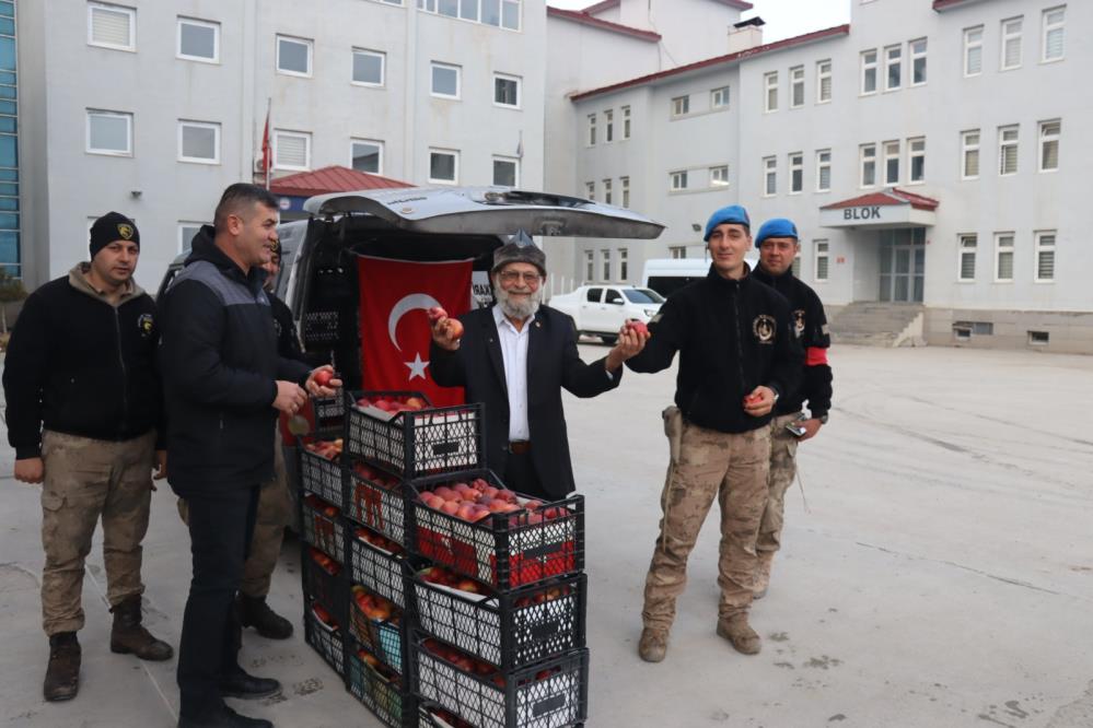 ‘Elmacı Dede’ Hakkari’de