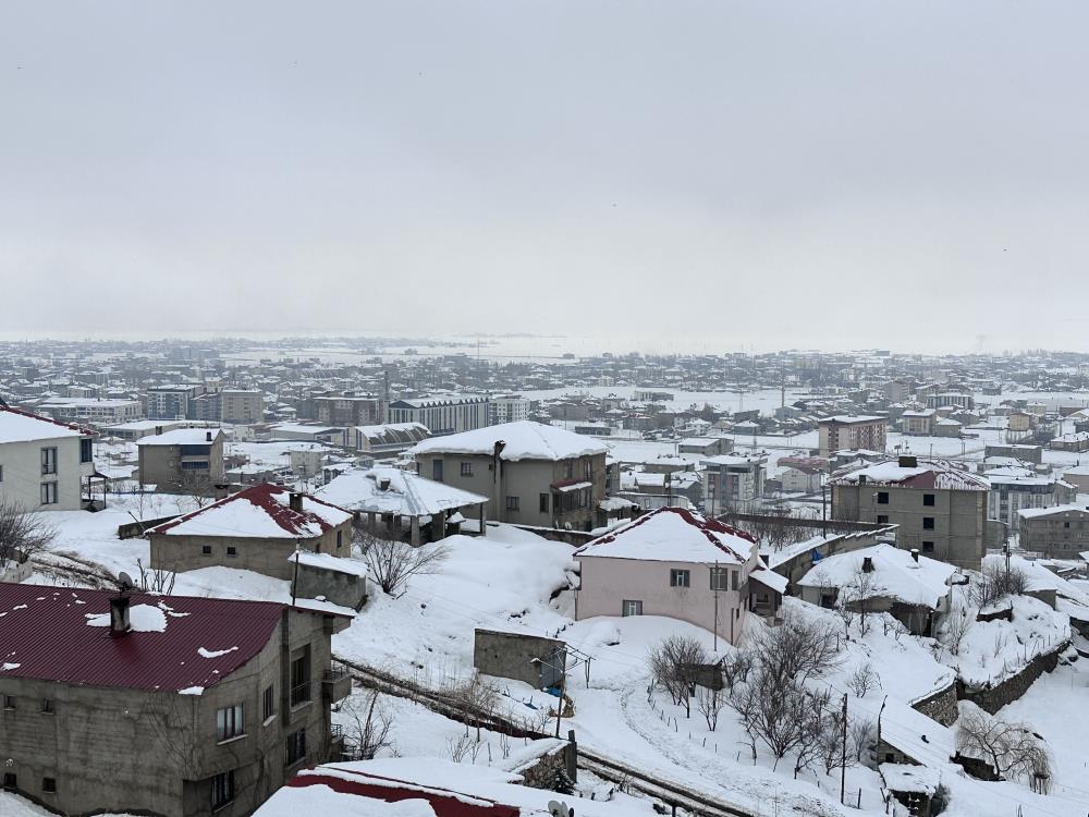 Hakkari’de 10 köy ve 32 mezra yolu ulaşıma kapandı