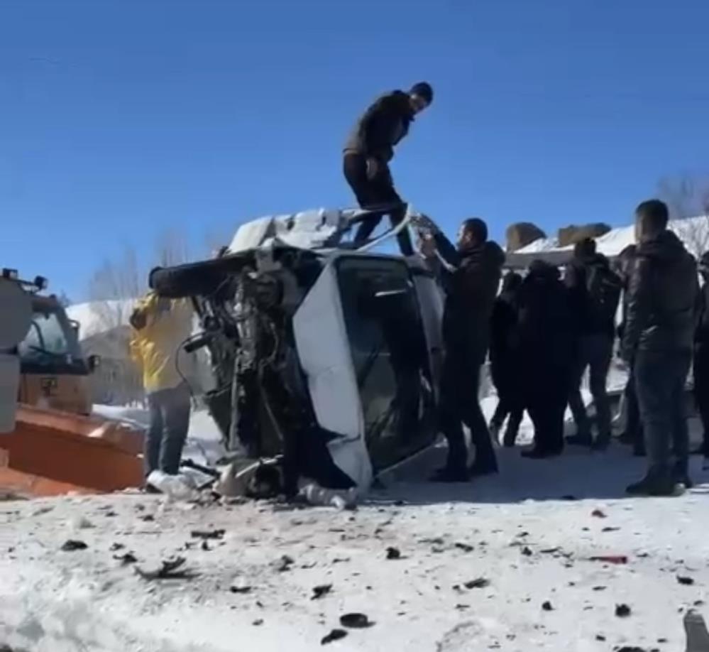 Hafif ticari araç iş makinesine çarptı: 1 yaralı