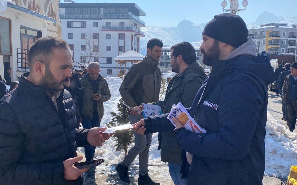 Hakkari polisi ‘Siberay’ bilgilendirme broşürü dağıttı