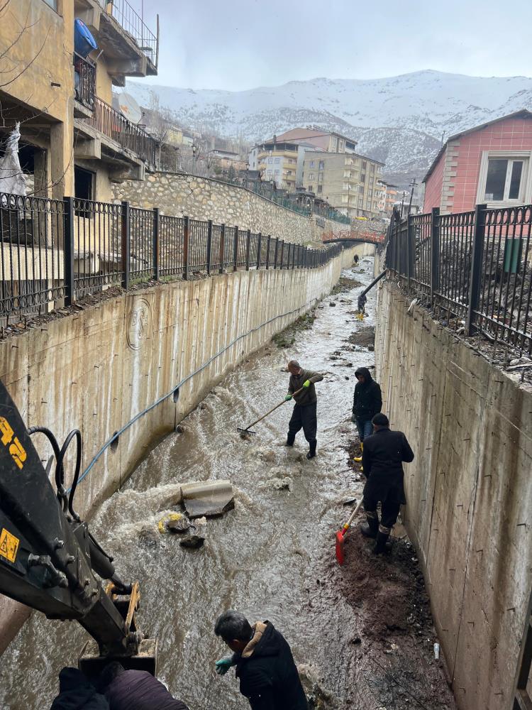 Şemdinli’de dere temizleme çalışması