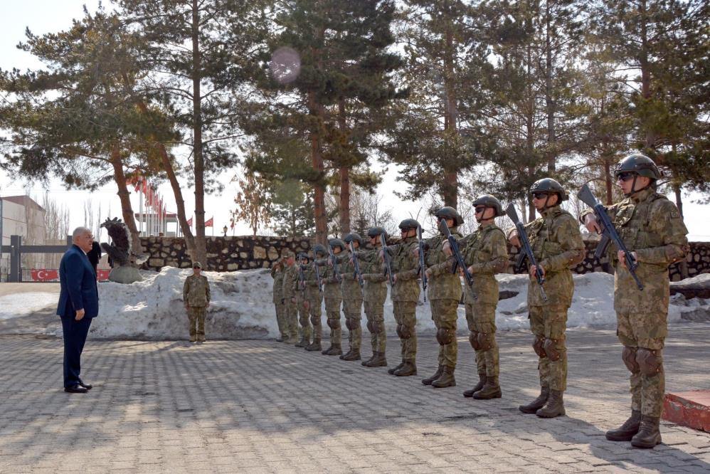 Bakan Güler, Hakkari’de bulunan 3’üncü Piyade Tümen Komutanlığında inceleme ve denetlemelerde bulundu