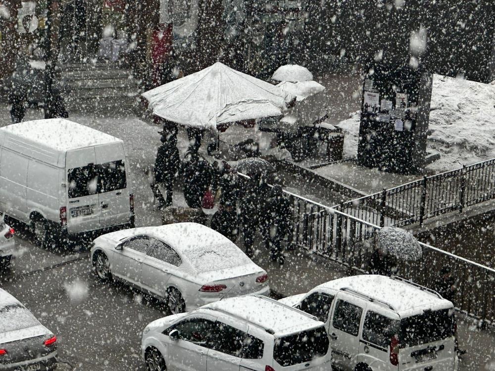 Yüksekova’da sağanak yerini kar yağışına bıraktı