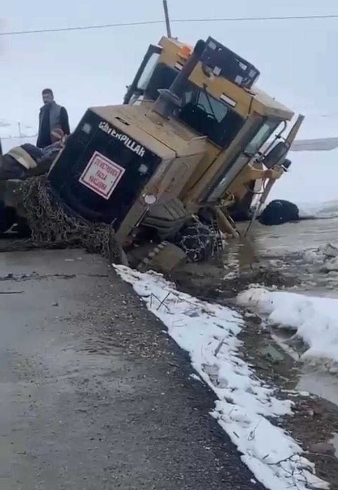 Yüksekova’da iş makinesi yol kenarındaki boşluğa düştü