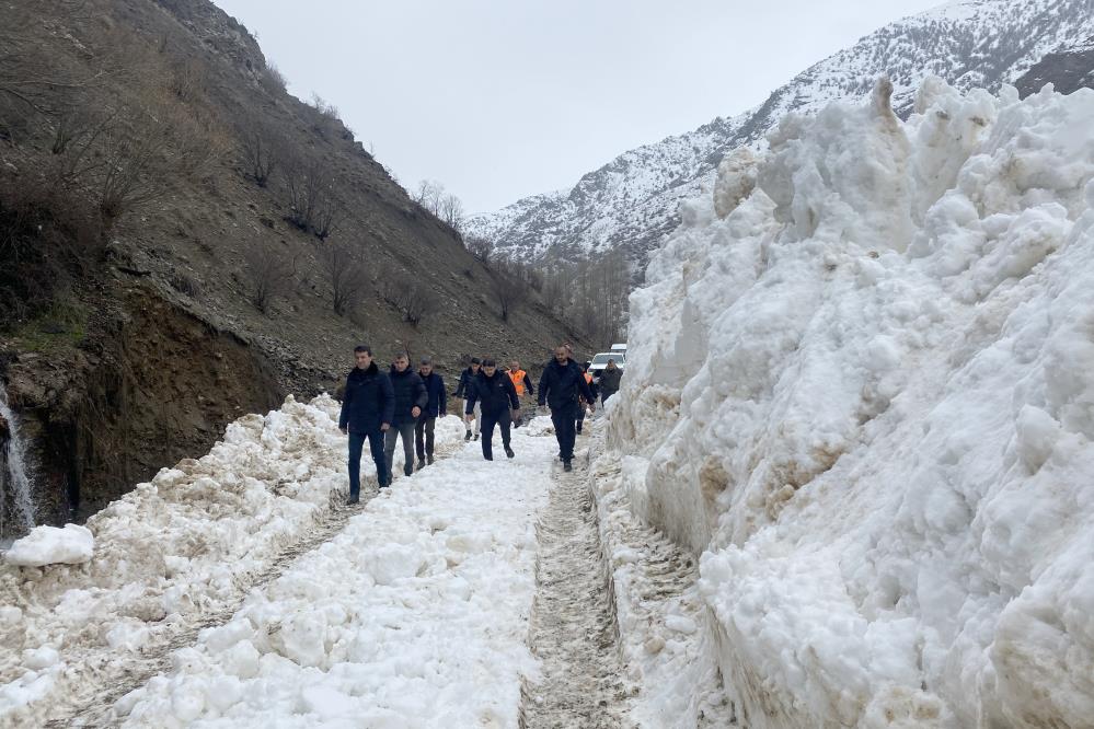 Çatak’ta çığ temizleme çalışmaları devam ediyor