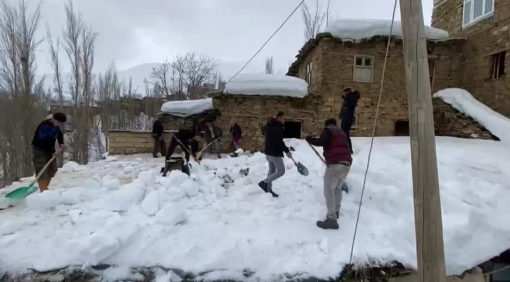 Bahçesaray’da imece usulü kar temizleme