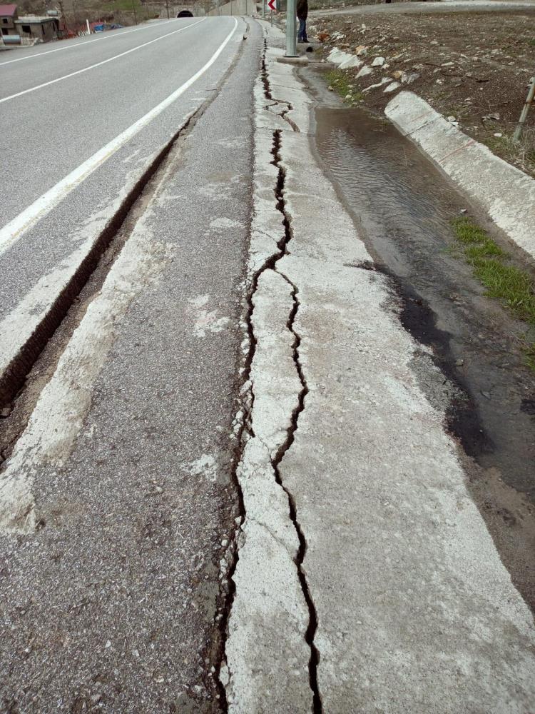 Şırnak-Hakkari yolu çökme nedeniyle trafiğe kapatıldı