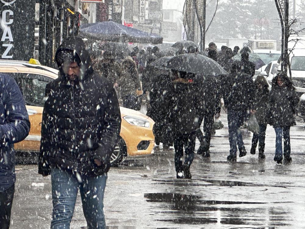 Yüksekova’da yoğun kar yağışı