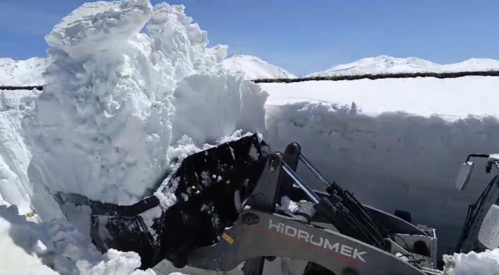 Hakkari’de 7 metreyi bulan karda çalışma