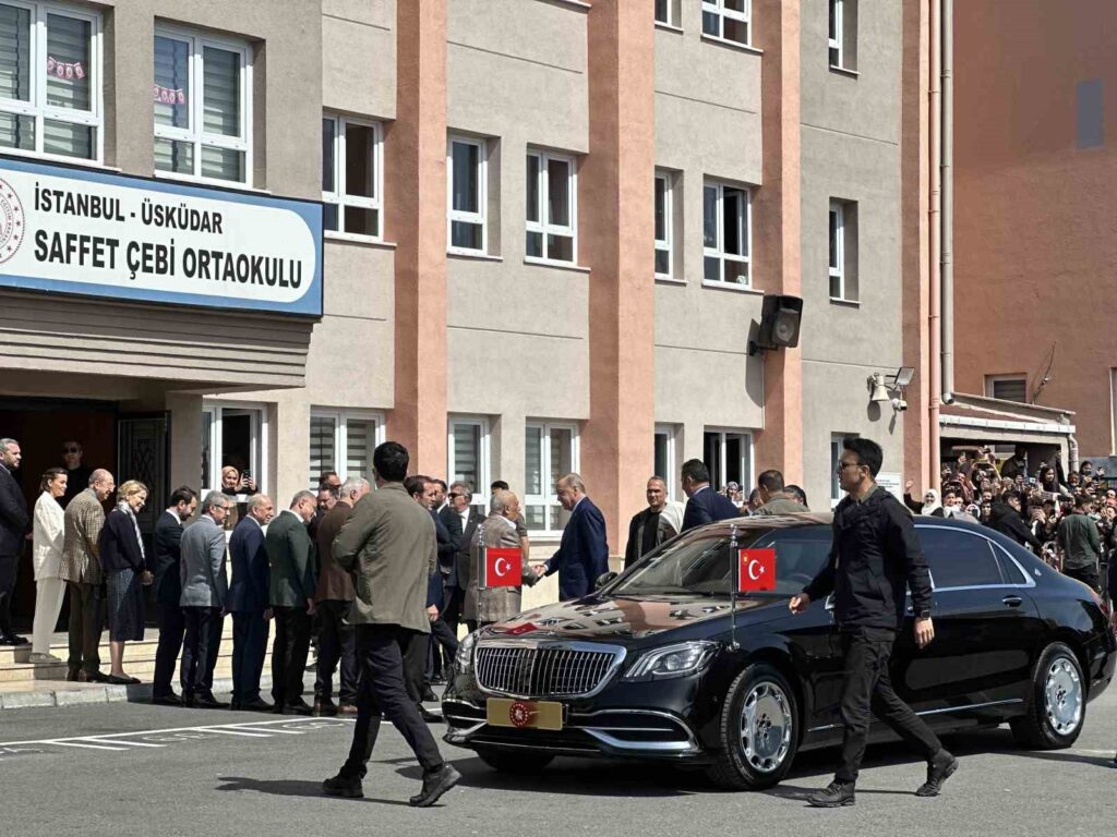 Cumhurbaşkanı Recep Tayyip Erdoğan, oyunu Üsküdar’da kullandı