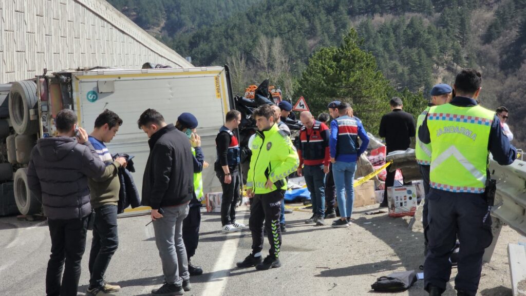 D100’de tır arızalanan aracın üzerine devrildi: 4 ölü, 2’si polis 3 yaralı