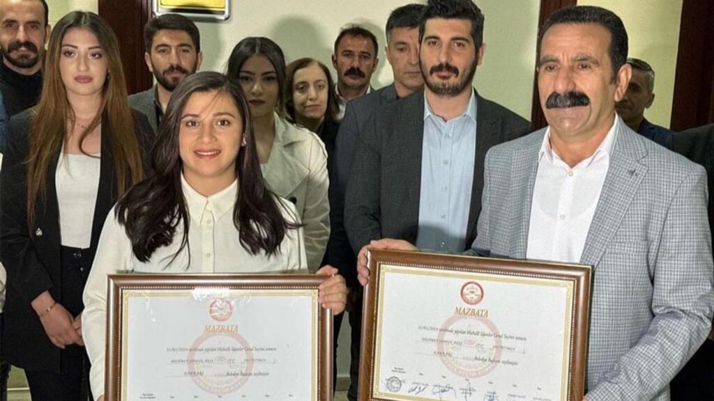 Hakkari Belediye eş başkanları mazbatalarını aldı