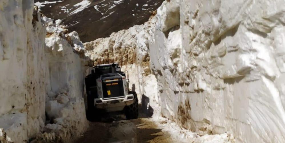 Yüksekova’da 5 metreyi bulan karda yol açma çalışması