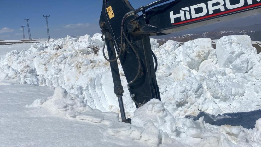 Doski Vadisi’nde 5 metreyi bulan karda yol açma çalışması