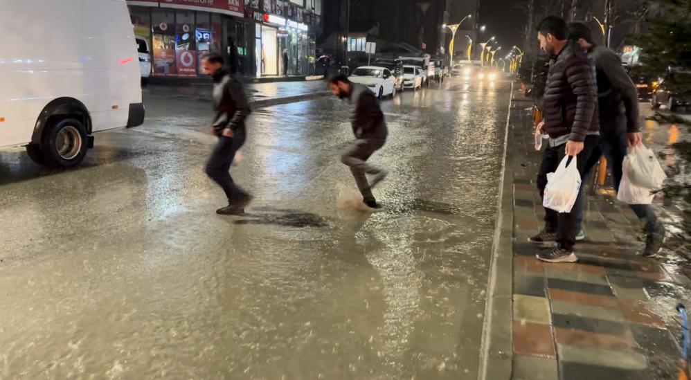 Yüksekova’da caddeler göle döndü, araçlar adeta suda yüzdü