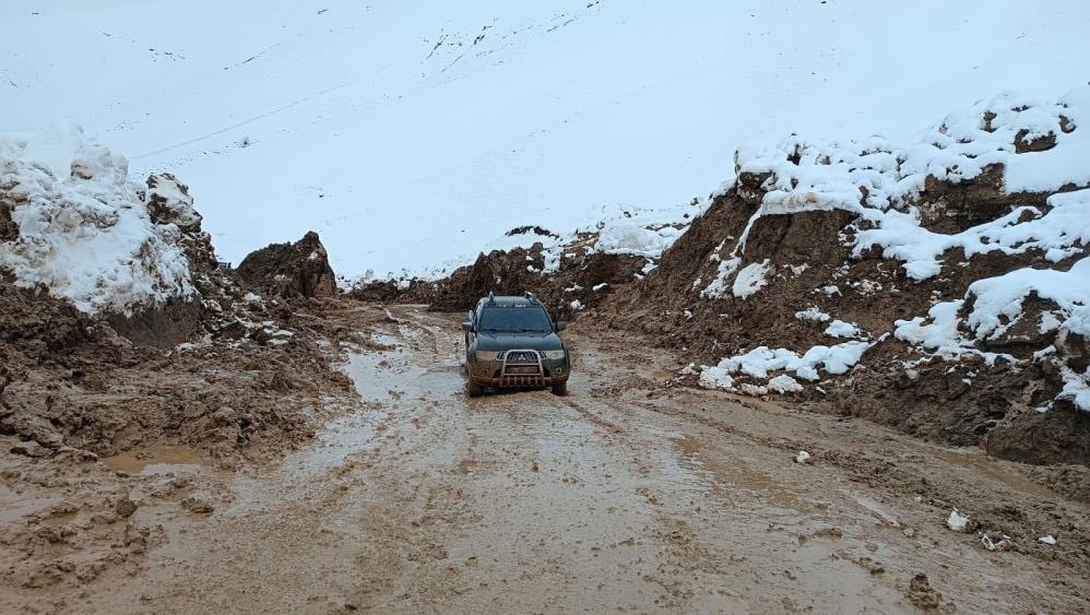 Yüksekova’da heyelan sonucu kapan köy yolu kontrollü olarak açıldı