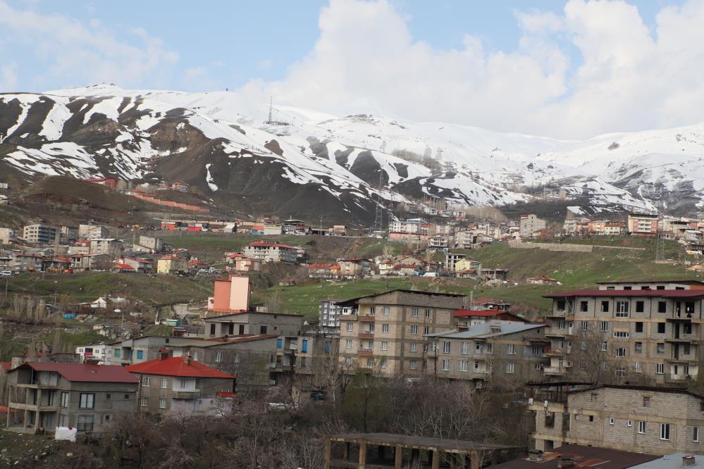 Hakkari dağları yeniden beyaza büründü