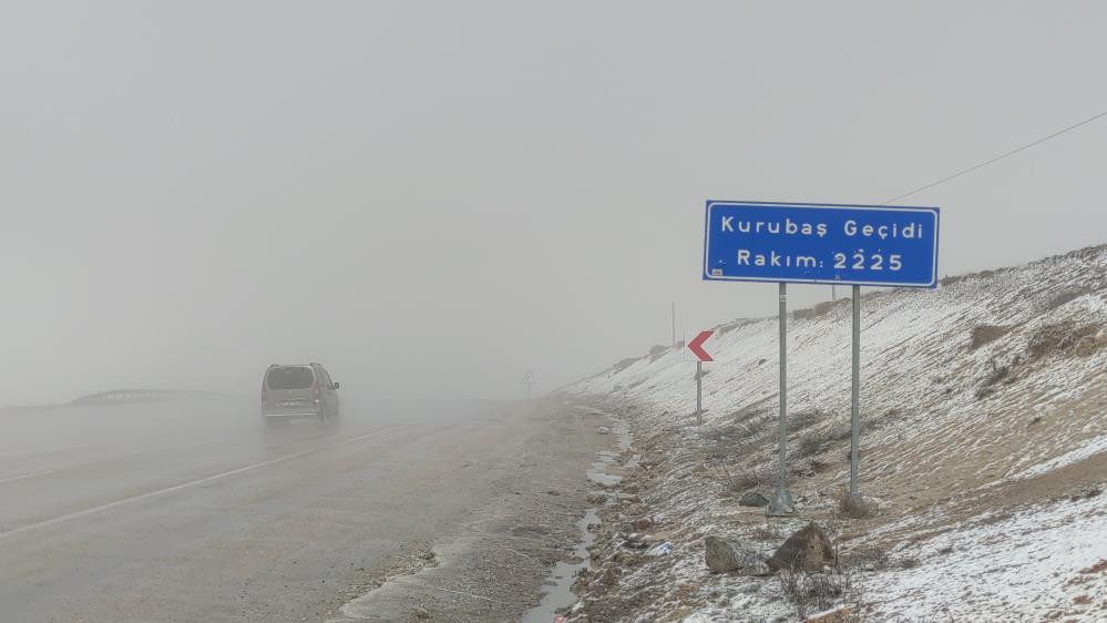 Van’da Kurubaş Geçidi’nde yoğun sis etkili oldu