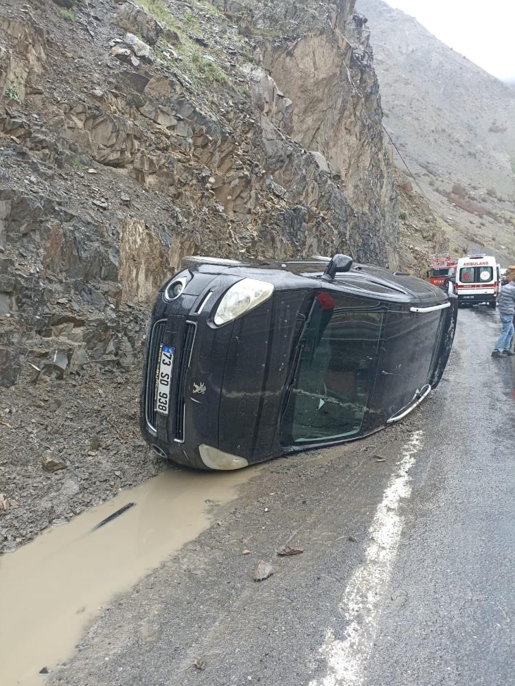 Hakkari’de kamyonet yan yattı: 5 yaralı