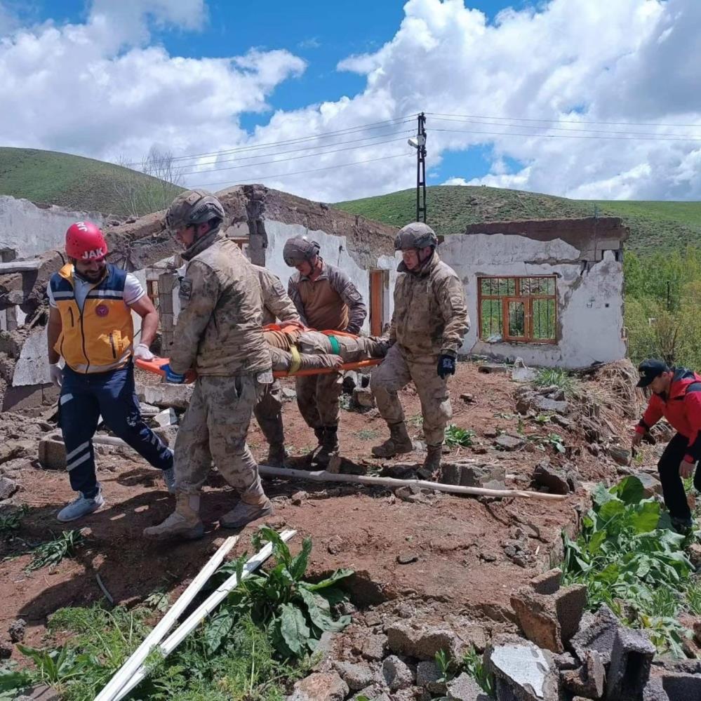 Jandarmadan uygulamalı deprem eğitimi