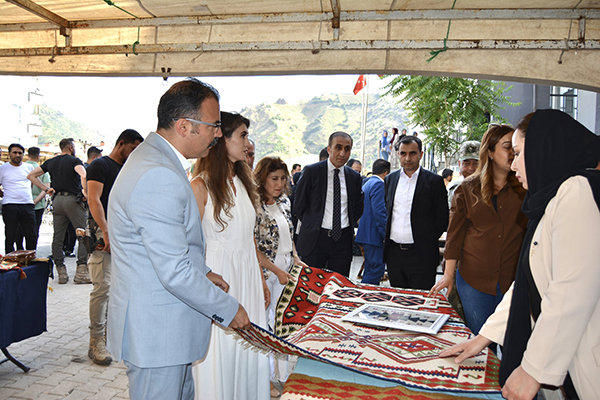 Şemdinli’de yıl sonu sergisine yoğun ilgi