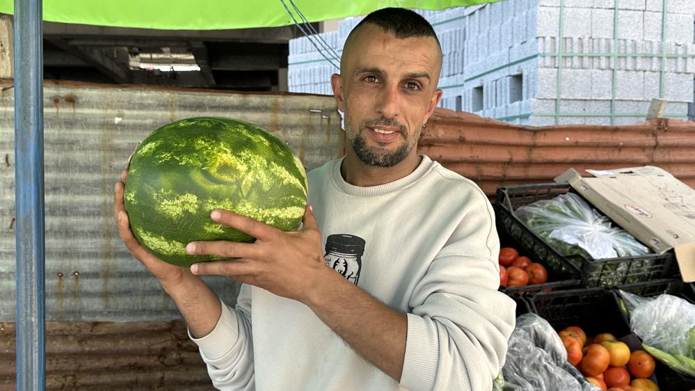 Yüksekova’da karpuzun üzerindeki ‘Allah’ yazısı dikkat çekti