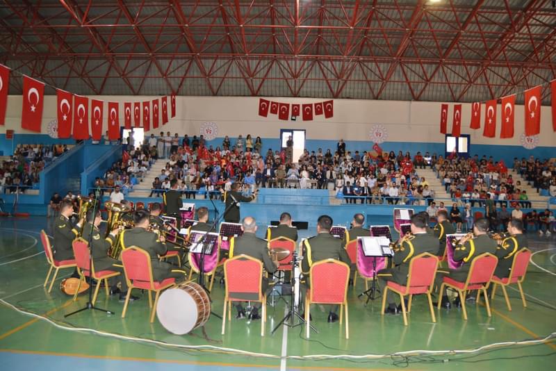 Malatya’dan gelen 2’nci Ordu Bölge Bando Komutanlığı Şemdinli’de konser verdi