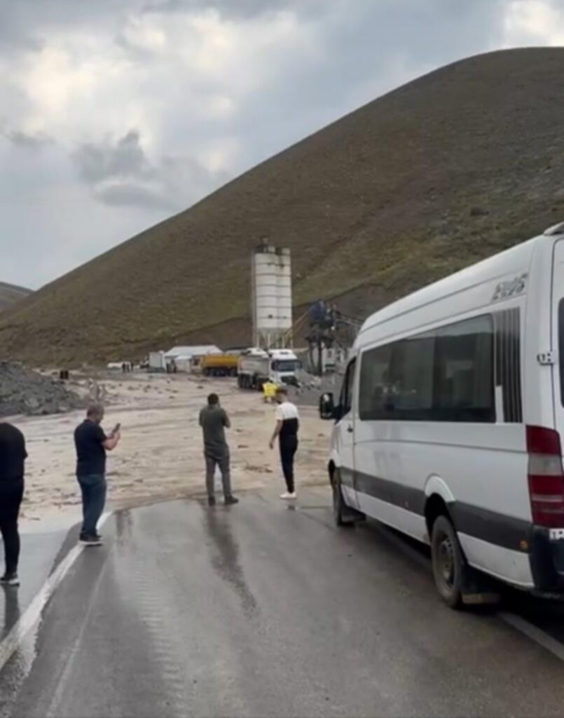 Van-Hakkari karayolunda onlarca araç selde mahsur kaldı