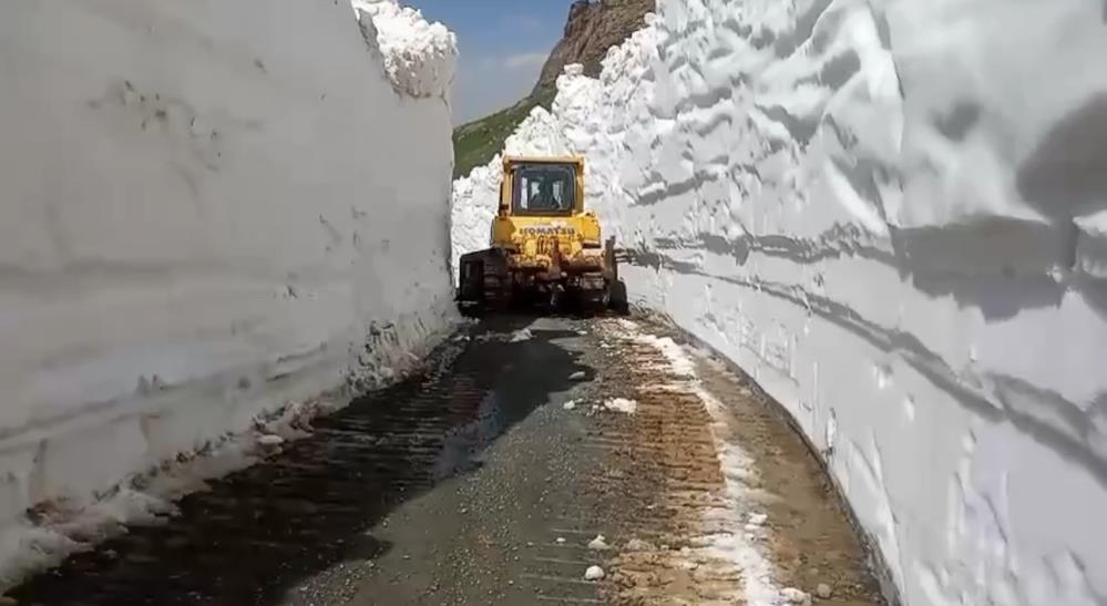 Temmuz ayında 8 metrelik karda yol açma çalışması