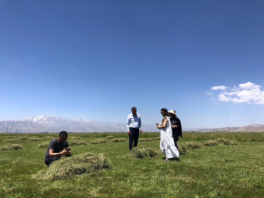 Yüksekova’da yağışlar çiftçilerin yüzünü güldürdü