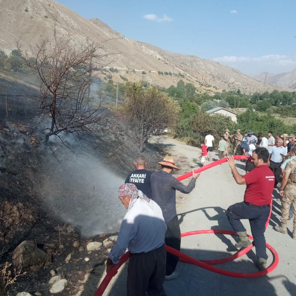 Hakkari’de makilik alanda yangın