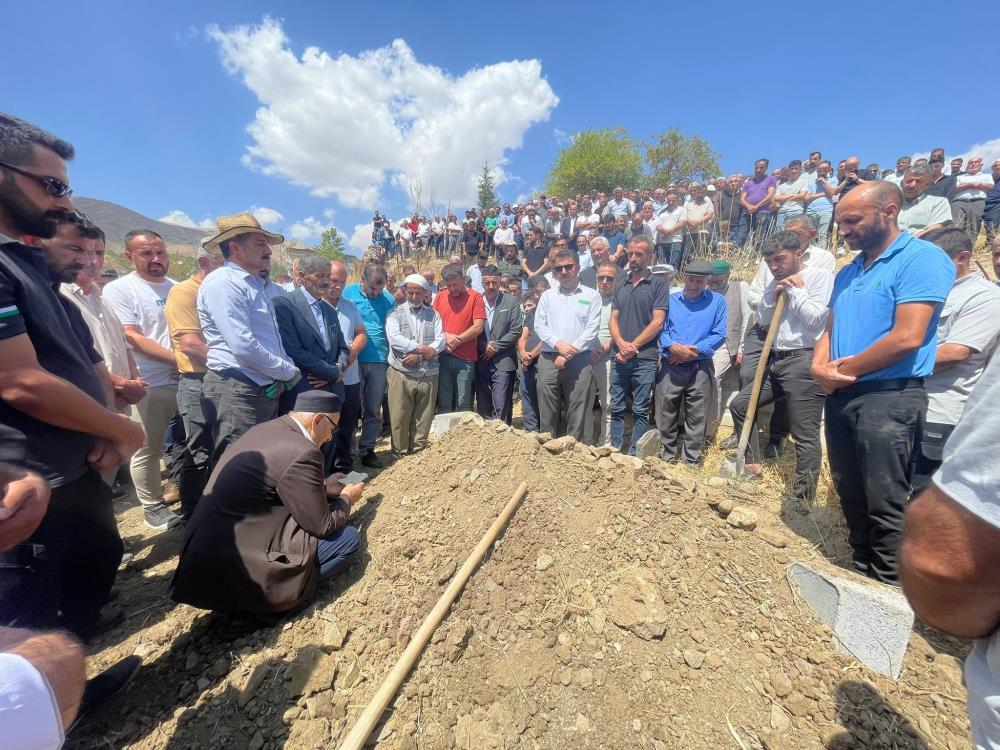 Hakkarili hemşire Orakçı, gözyaşları arasında toprağa verildi