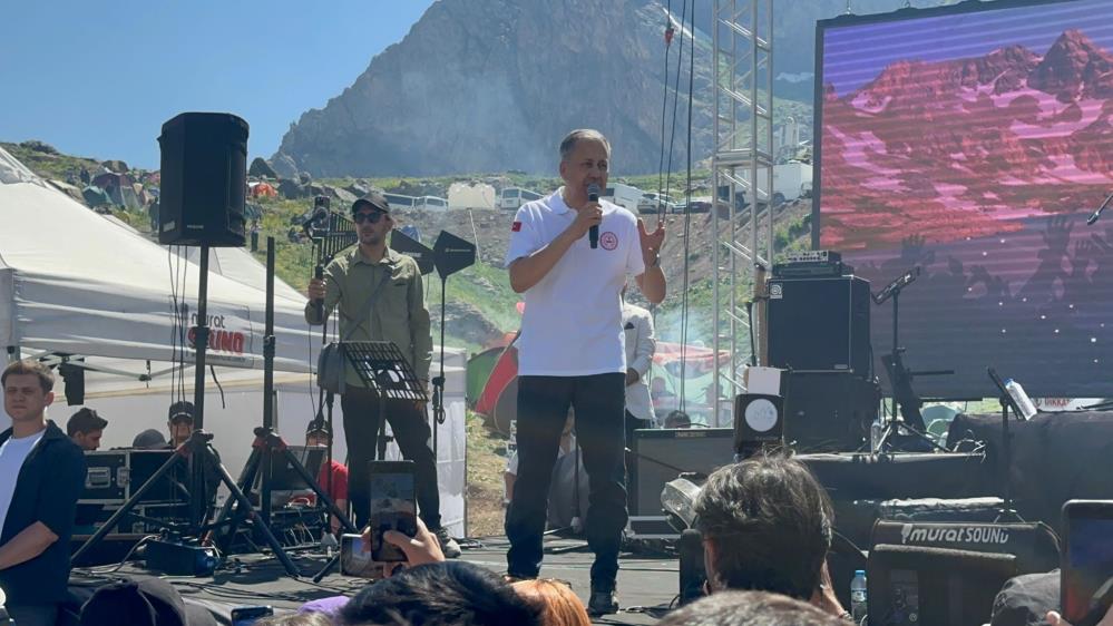 Bakan Yerlikaya Türkiye’nin en yüksek festivali olan Yüksekova ‘6.Cilo Fest’e katıldı