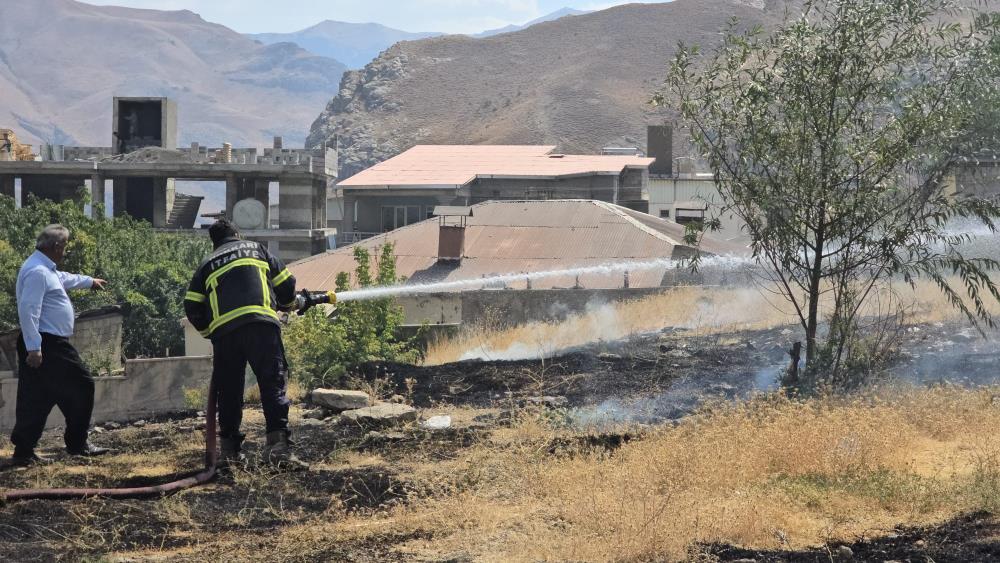 Hakkari’de anız yangını