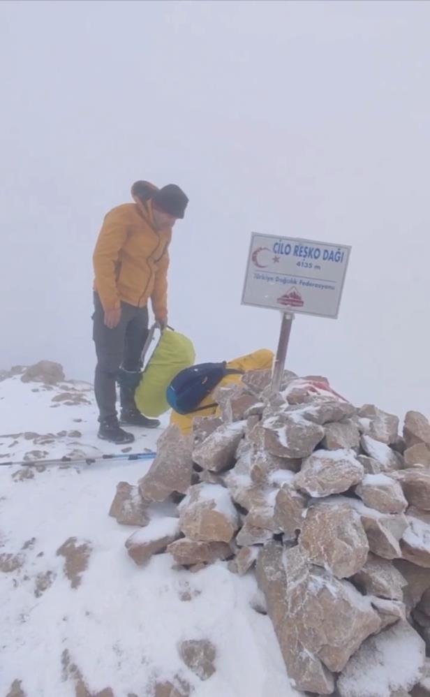 Yüksekovalı dağcılar dolu ve tipiye rağmen 4 bin 135 rakıma zirve yaptı