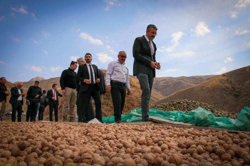 Yüksekova köyleri uzun yıllar sonra asfalta kavuştu